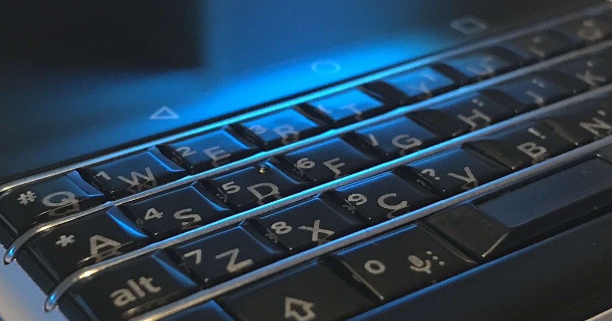 Với bàn phím BlackBerry Keyboard, bạn sẽ có thể trải nghiệm cảm giác gõ phím cực kỳ thoải mái và chính xác. Với các phím được thiết kế lớn hơn và khoảng cách hợp lý, việc nhập liệu sẽ trở nên dễ dàng hơn bao giờ hết. Ngoài ra, bàn phím còn cho phép bạn tùy chỉnh các phím chức năng để sử dụng thuận tiện hơn.